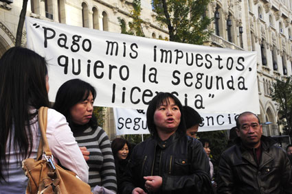 Comerciantes chinos protestan en el Ayuntamiento de Madrid, España. Javier Soriano/AFP/Getty Images