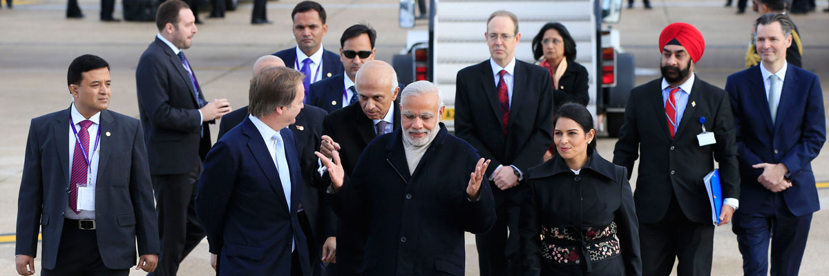 El Primer Ministro indio, Narendra Modi, es recibido en el aeropuerto de Heathrow, Londres. Noviembre, 2015. Jonathan Brady - WPA Pool/Getty Images