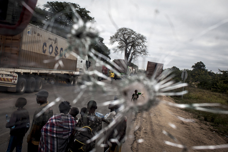 Un grupo de vendedores vistos a través de la ventana de un autobús, en el área de Gorongosa, donde operan los milicianos de Renamo. John Wessels/AFP/Getty Images