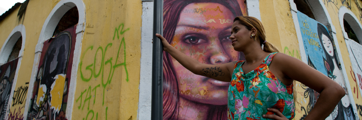 La brasileña Anarkia boladona es activista a favor de los derechos de la mujer. En la foto aparece junto a uno de sus grafitis en las calles de Rio de Janeiro. Christophe Simon /AFP/ PHOTO