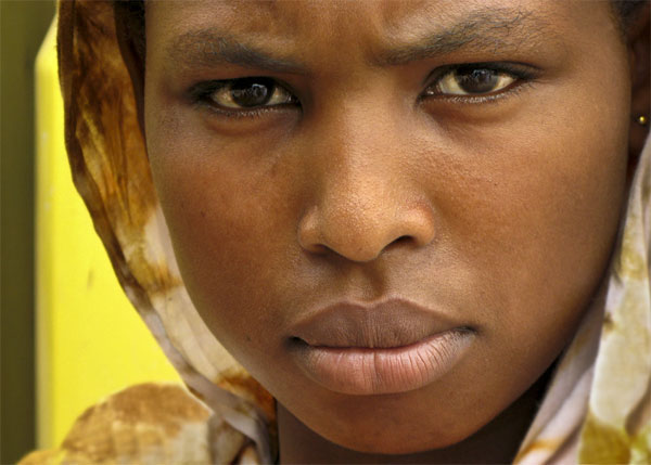Ablación: eliminar una parte impura, garantizar la fidelidad, evitar la impotencia del marido… Causas y excusas de la tradición que esconden una carnicería que mantiene presas a las mujeres. Imagen tomada en Mauritania, 2008. Según cifras de ACNUR, cada año, alrededor de 20.000 mujeres y niñas buscan asilo en la Unión Europea huyendo de sus países de origen dónde todavía se práctica la ablación. A día de hoy, más de 125 millones de mujeres y niñas en 29 países africanos y de Oriente Medio han sido objeto de la mutilación genital y 30 millones tienen el riesgo de sufrirla en la década que viene. La ablación se practica en la mayoría de los Estados de África, donde las comadronas juegan un papel esencial en la sociedad. Son las encargadas de velar por la salud de las futuras madres, pero también cumplen un rol vital en la permanencia de las prácticas tradicionales como la mutilación genital. Si bien es verdad, un informe de UNICEF revela que esta práctica se encuentra en declive en la mitad de esos países, pero más pronunciadamente en aquellos donde ya era poco común. Son Egipto, Sudán, Malí y Somalia donde la mutilación genital femenina está más extendida y donde los cambios son mínimos. Todavía, más del 95% de las mujeres pertenecientes a las etnias somali y kisii siguen siendo mutiladas. Las fotos forman parte de la colección de la Exposición MUJER,Todos somos una. ©ACNUR/UNHCR/F.Magallón