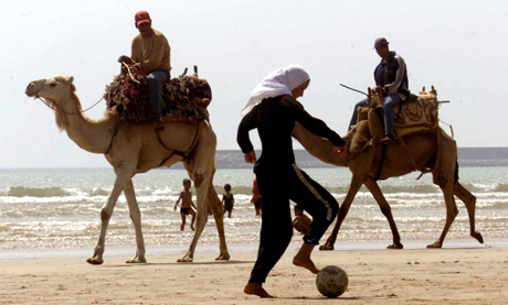 Una chica marroquí juega con una pelota en la playa. Bdelhak Senna/AFP/Getty Images