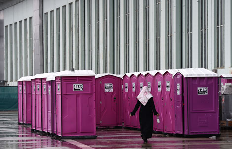 Una mujer en los baños portátiles instalados en un área destinada a acomodar a refugiados en Berlín. Tobías Schwarz/AFP/Getty Images