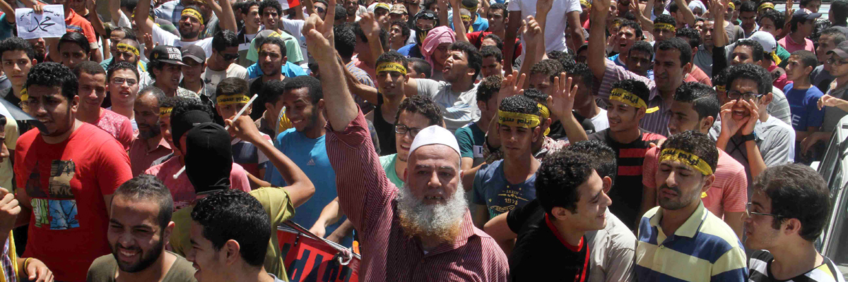Seguidores de los Hermanos Musulmanes en El Cairo se manifiestan un año después de la deposición del presidente Morsi. La manifestación fue disuelta por la policía con gas lacrimógeno y docenas de personas resultaron detenidas. (Khaled Kamel/AFP/Getty Images) 