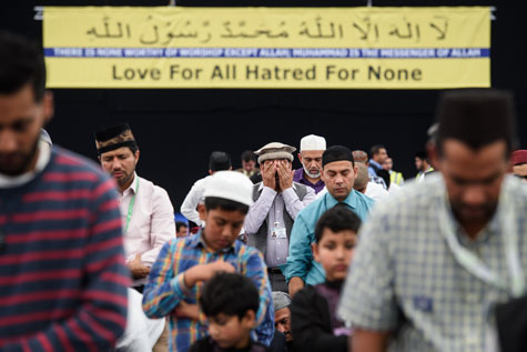 Miembros de la comunidad ahmadí se preparan para escuchar el rezo. León Neal L/AFP/Getty Images 