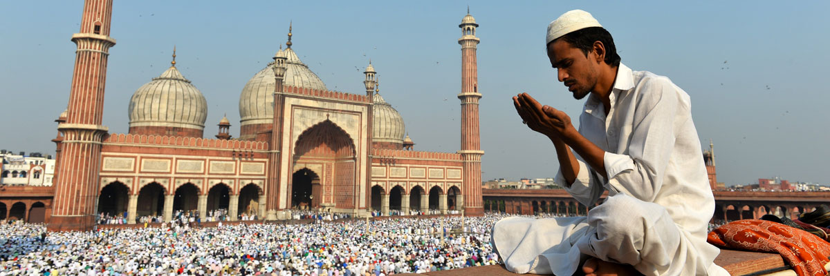 Un indio musulmán reza durante el Ramadán en nueva Delhi. Chandan Khanna/AFP/Getty Images