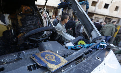 Las tapas de un Corán en un coche tras un ataque terrorista en un barrio chií a las afueras de Damasco, Siria. Louai Beshara/AFP/Getty Images 