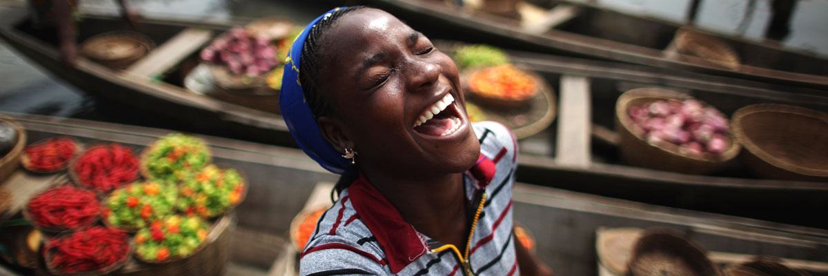 Una chica se ríe en un mercado de Benín. Dan Kitwood/Getty Images