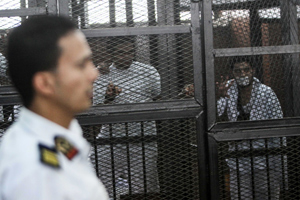 Juicio en El Cairo a 20 activistas acusados de difamación, incluyendo a 5 periodistas del canal Al-Jazeera (Mohamed el Shahed/AFP/Getty Images).