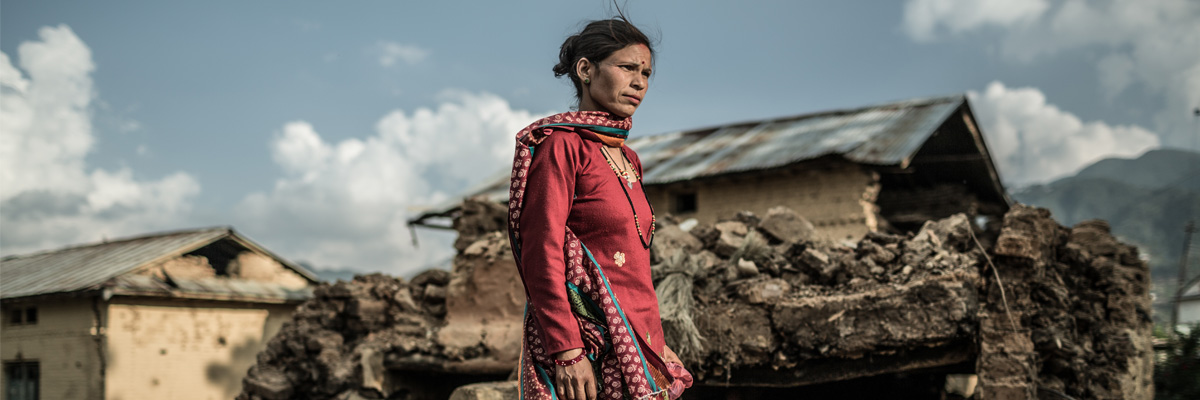 Guita busca sus pertenencias entre las ruinas de su casa. 70% de las casas de Sanagaum Village se derrumbó cuando un terremoto de magnitud 7,8 en la escala de Richter golpeó Nepal el sábado 25 de abril 2015. (Pablo Tosco / Oxfam Intermón)