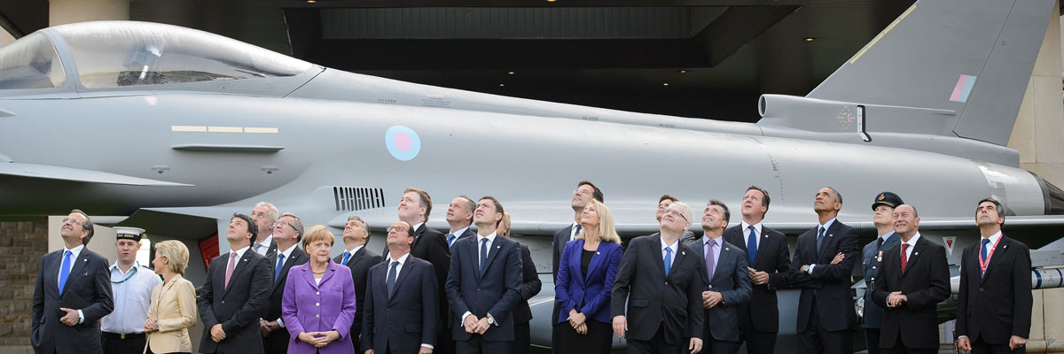 Los líderes de los países miembros de la OTAN miran un desfile de aviones el segundo día de la cumbre que celebró la Alianza del Atlántico Norte en Newport, al sur de Gales, septiembre 2014. León Neal/AFP/Getty Images