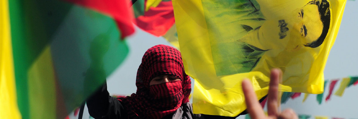 Celebración kurda donde aparece una bandera con la imagen del líder kurdo Abdulá Ocalan, Diyarbakir. AFP/Getty Images