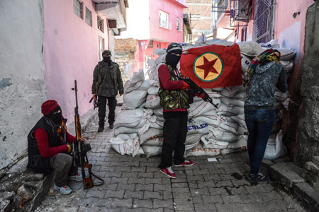 Militantes del PKK tras una barricada en el distrito sur de la ciudad de Diyarbakir. Ilyas Akengin/AFP/Getty Images