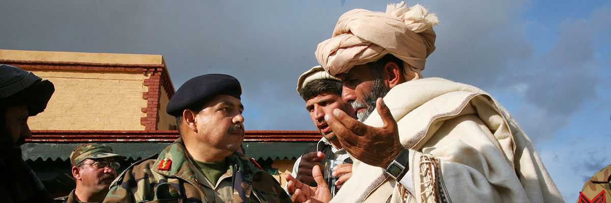 Líderes tribales hablan con un oficial del Ejército paquistaní en Miran Shah, Waziristán del Norte, Pakistán. John Moore/Getty Images