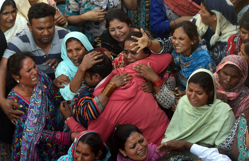 Paquistaníes cristianos lloran por las víctimas del reciente atentado suicida en la ciudad de Lahore. ARIF Ali/AFP/Getty Images