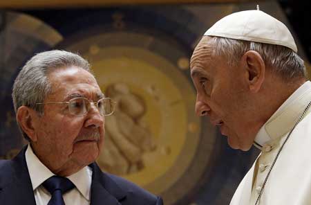 El presidente cubano, Raúl Castro, y el Papa Francisco hablan en el Vaticano. Gregorio Borgia/AFP/Getty Images