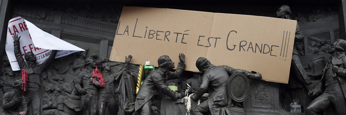 Carteles en los que se puede leer “Je suis Charlie” y “La libertad es grande” en uno de los monumentos de la Plaza de la República en París, Francia, enero 2015. Martin Bureau/AFP/Getty Images)