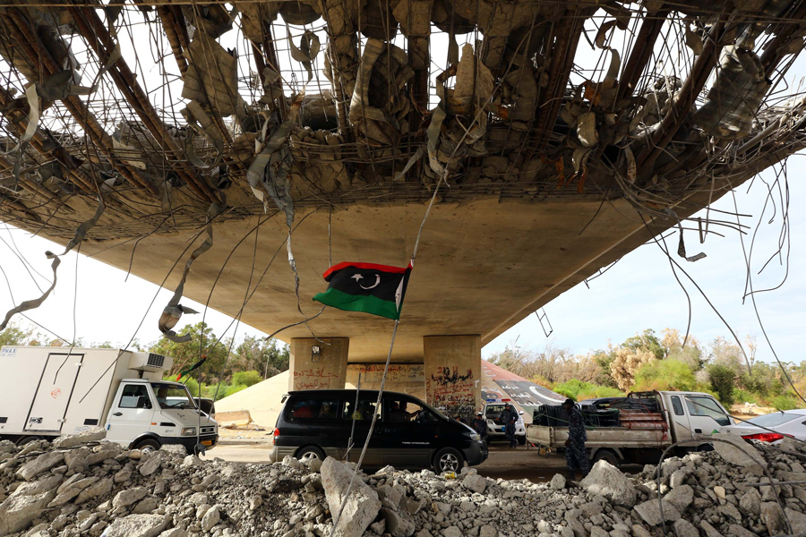 Libia. Puesto 149. Empeora 13. En Libia la paz ha sufrido un deterioro importante debido a la guerra civil entre los dos Gobiernos que se disputan la legitimidad, así como por la presencia de Daesh y de otros grupos ‘yihadistas’. Esto ha hecho que el país magrebí vea frustrados dos años consecutivos y anteriores de mejora y se desplome 13 puestos en el ranking. Lo que más ha contribuido a la caída ha sido el deterioro de las relaciones de Libia con sus vecinos. El Gobierno reconocido internacionalmente y los Ejecutivos de Turquía, Qatar y Sudán se han enfriado debido a una supuesta ayuda material y logística de éstos a las milicias islamistas presentes en el país. Mientras que los vínculos que unían al autoproclamado Gobierno islámico, con sede en Trípoli, con Egipto y Emiratos Árabes Unidos se han fracturado por el giro de los dos hacia el Gobierno reconocido de Abdullah al Thani. (Mahmud Turkia/AFP/Getty Images)