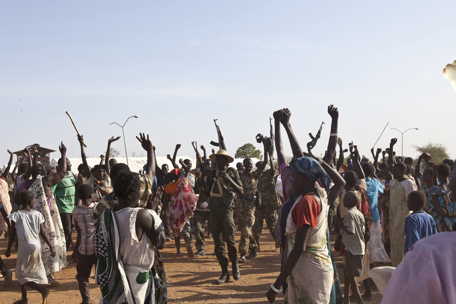 Sudán del Sur. Puesto 159. Empeora 3. La paz en Sudán del Sur ha sufrido su tercera caída consecutiva, lo que le sitúa a la cola del ranking (159) sólo por delante de países como Irak, Afganistán o Siria. El estallido del conflicto en diciembre de 2013, que involucra a las fuerzas afines al presidente Salva Kir y a los partidarios del Riek Machar sigue vigente a pesar de los numerosos intentos de alcanzar un acuerdo de paz. Asimismo, las tensiones con Sudán siguen siendo altas, en donde cada gobierno se acusa recíprocamente de apoyar a los grupos rebeldes. ( Ivan Lieman/AFP/Getty Images)