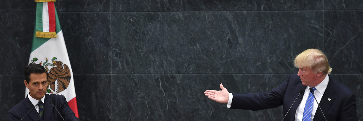 El Presidente mexicano, Enrique Peña Nieto, y el candidato Republicano estadounidense, Donald Trump, en una rueda de prensa en México DF, agosto de 2016. Yuri Cortez/AFP/Getty Images 