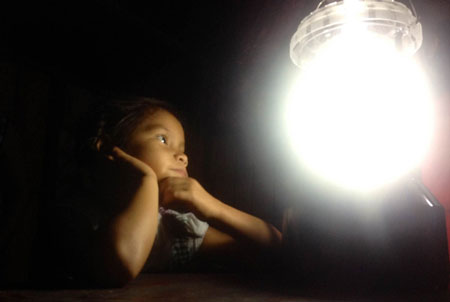 Gracias a los paneles solares las familias disfrutan de electricidad en sus hogares. Créditos: Alicia Condori