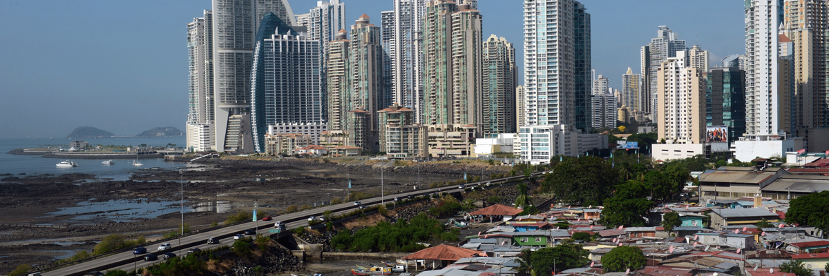 En la imagen el contraste entre los barrios de Boca La Caja (en primer plano) y Punta Pacífica (al fondo) en Ciudad de Panamá. (Rodrigo Arangua/AFP/Getty Images)