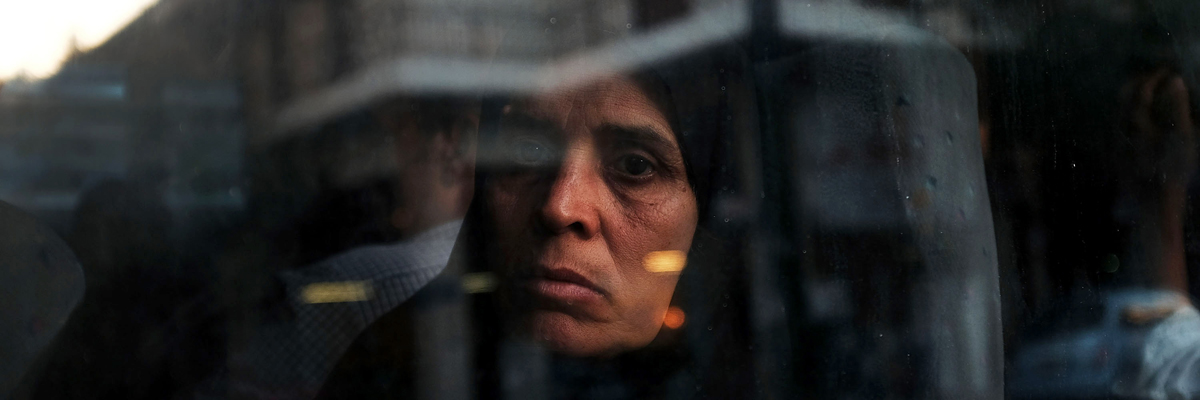 Una mujer mira a través de la ventana de un autobús que transporta refugiados en Grecia. Spencer Platt/Getty Images