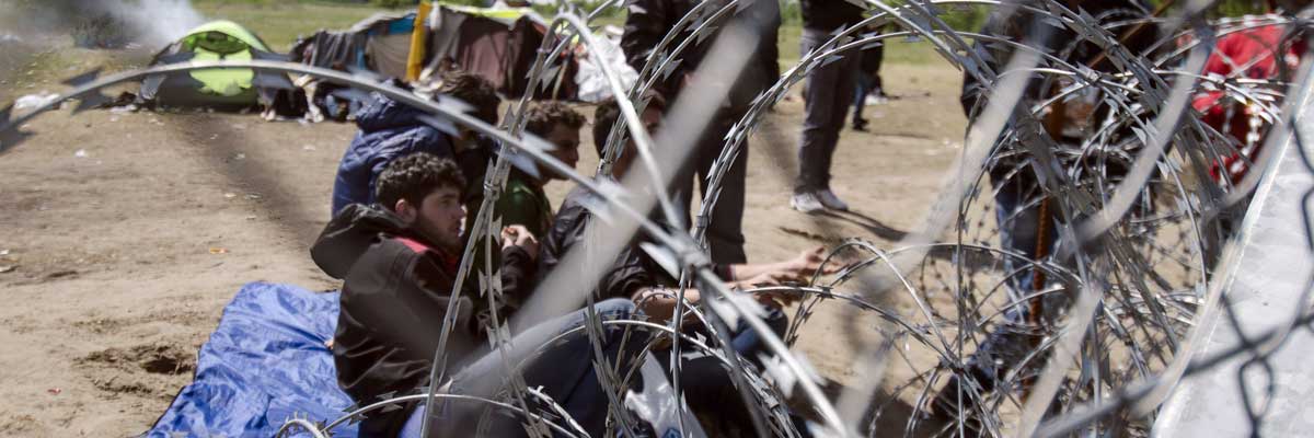 Refugiados esperan en la frontera entre Serbia y Hungría. Csaba Segesvari/AFP/Getty Images