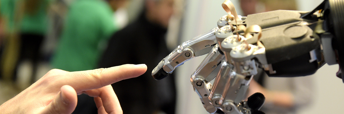 Un hombre toca con su dedo la mano de un autómata durante la Conferencia Internacional de Robots en Madrid, noviembre de 2014. Gerard Julien/AFP/Getty Images