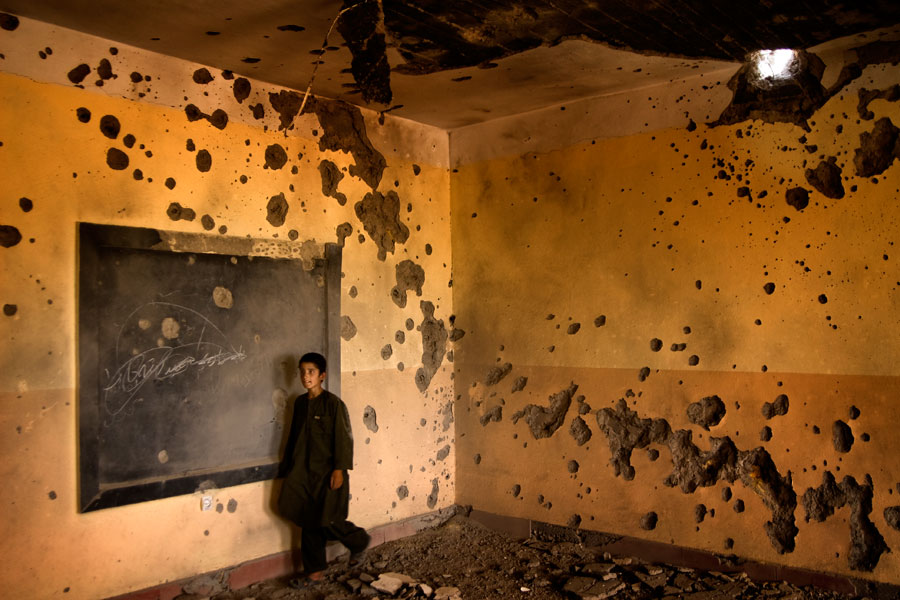 Esta escuela fue habilitada por el contingente italiano en Shindand, enclave donde murieron varios soldados españoles. Una semana después de su inauguración, un ataque aéreo estadounidense la dañó. Shindand, Afganistán, 3 de mayo de 2007. © Sergio Caro