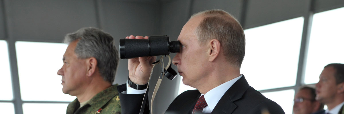 El presidente ruso, Vladímir Putin, observa unas maniobras del Ejército de Rusia cerca de la frontera con China. Alexei Nikolsky/AFP/Getty Images