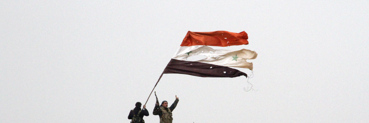 Fuerzas del Gobierno sirio ondean una bandera en la provincia de Daara. STR/AFP/Getty Images