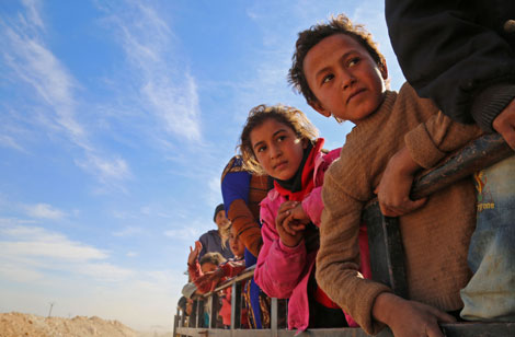 Menores sirios huyen de las zonas controladas por Daesh. Delil Souleiman/AFP/Getty Images