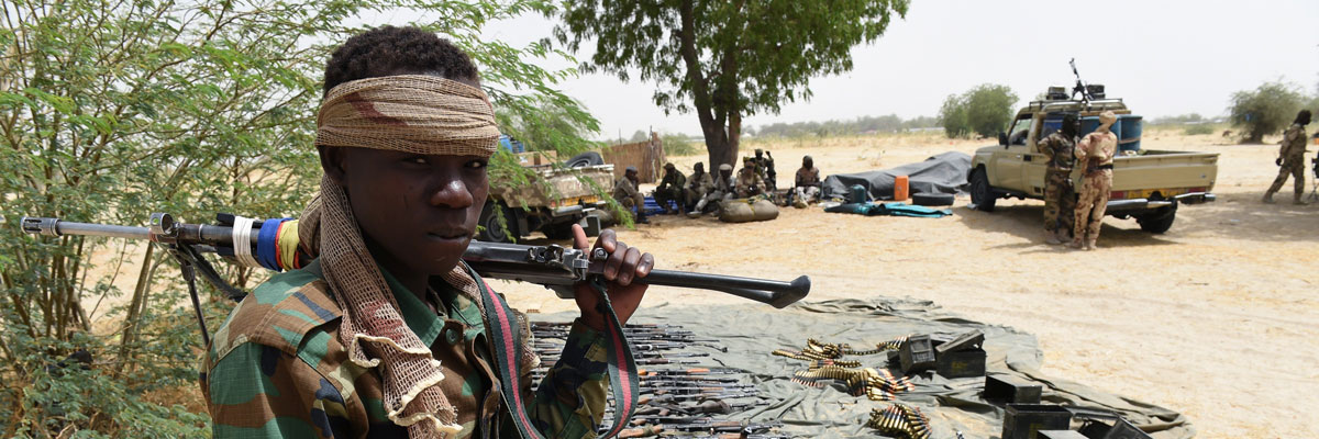  Soldado chadiano junto a armas que pertenecía al grupo Boko Haram, noreste de Nigeria, abril de 2015. Philippe Desmazes/AFP/Getty Images 