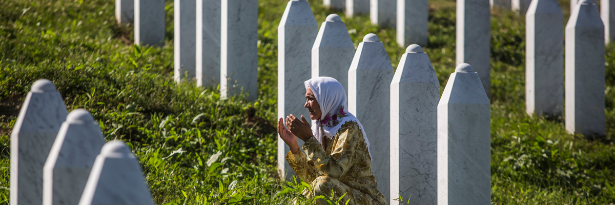 Una mujer reza en el cementerio de Potocari cerca de Srebrenica (Matej Divizna/Getty Images)