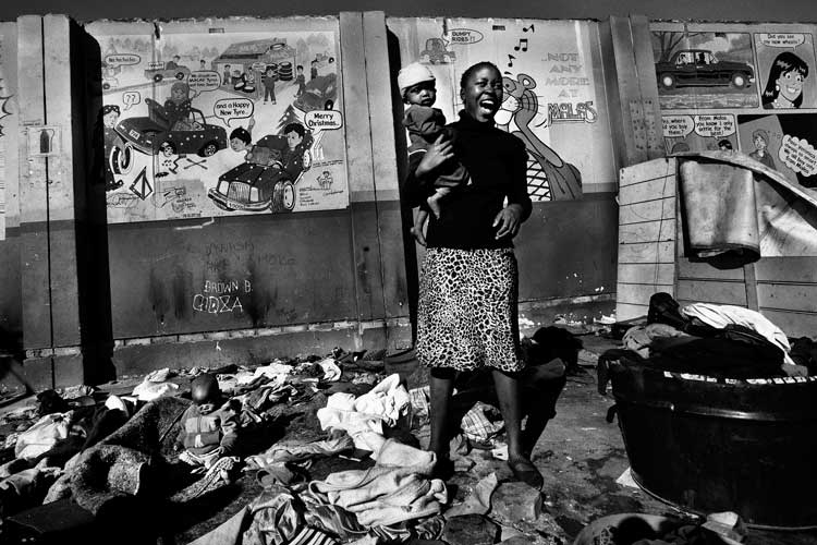 Zimbabuesa en Sudáfrica. El número de refugiados reconocidos por el Gobierno sudafricano asciende a 43.500, de los cuales la mayoría son de Burundi, la República Democrática del Congo y Somalia. Según el informe estadístico de ACNUR Tendencias Globales, durante el año 2012 el país recibió 61.500 nuevas solicitudes, lo que le convierte en el tercer país con mayor número de solicitantes de asilo del mundo, por detrás de Estados Unidos y Alemania. La mayoría proceden de Zimbabue, Malawi y Etiopía. Para esta refugiada política de Zimbabue en Pretoria, el espacio exterior de su casa-almacén le sirve de lavandería y de guardería. La lavandería es el único medio que tiene para conseguir algo de dinero pero, al mismo tiempo, tiene que cuidar de sus dos niños pequeños. UNHCR/ Zalmaï