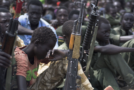 Niños soldado en una “ceremonia” de desarme y reintegración organizada por UNICEF. Los menores pasan tiempo en un centro de atención donde son provistos de comida, agua, ropa y cuidados médicos.