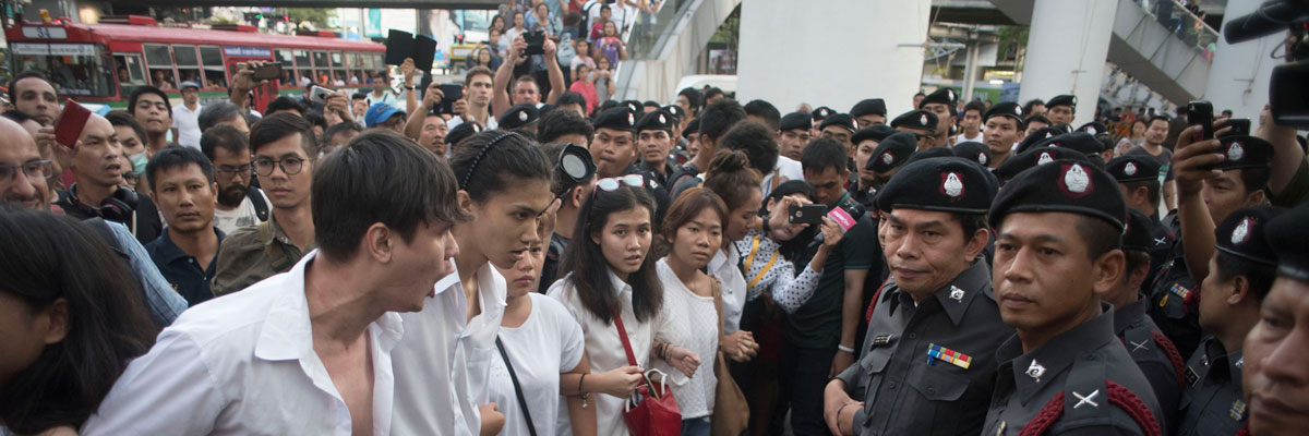 Estudiantes tailandeses protestan contra la junta militar frente a la policía, Bangkok. Borja Sanchez-Trillo/Getty Images