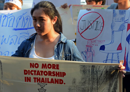 Una estudiante tailandesa protesta a las puertas de la corte militar en Bangkok, marzo de 2015. Pornchai Kittiwongsaku/AFP/Getty Images