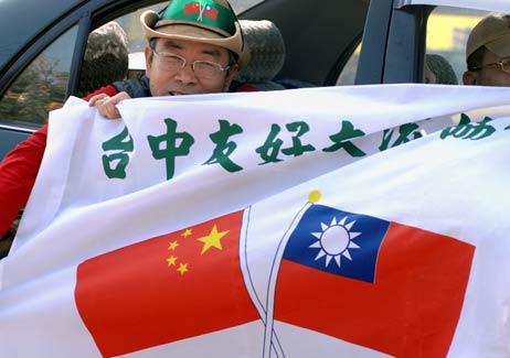 Un manifestante a favor de la independencia satiriza sobre las relaciones entre China y Taiwán. Patrick Lin/AFP/Getty Images