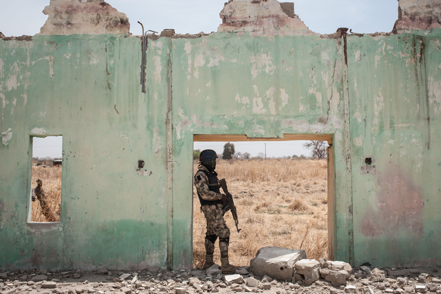Nigeria ha experimentado un 34% menos de muertes por terrorismo gracias a que la actividad de Boko Haram y de los militantes fulani ha bajado. Aunque los yihadistas se han visto debilitados a causa de la campaña militar del Estado nigeriano y la Multinational Joint Task Force, han incrementado sus acciones en Níger y Camerún. En la foto, soldado nigeriano en las ruinas de la Escuela de Secundaria para niñas de Chibok. Stefan Heunis/AFP/Getty Images