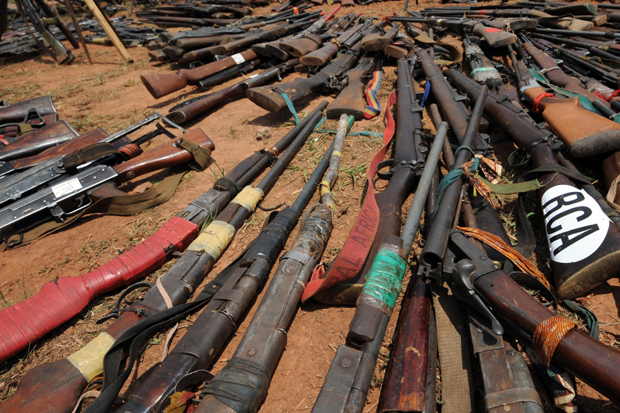 En República Centroafricana se ha pasado de 600 muertes por terrorismo en 2014 a 166 en 2015. Esta reducción es fruto de la labor de la MINUSCA, misión de la ONU en este país africano, que actúa frente a las actividades del grupo seleka y la milicia antibalaka. En la foto, armas confiscadas en Bangui. Sia Kambou/AFP/Getty Images