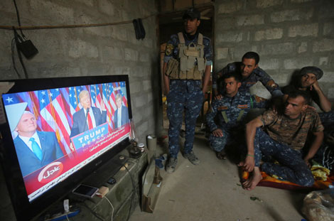 Tropas iraquíes ven por televisión la victoria de Donald Trump en las elecciones estadounidenses. Ahmad al Rubaye/AFP/Getty Images