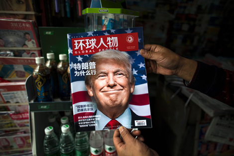 Copia de la revista 'Global People' en chino con Donald Trump en una portada que dice " ¿Por qué Trump ganó?, Shanghai , noviembre de 2016. Johannes Eisele/AFP/Getty Images