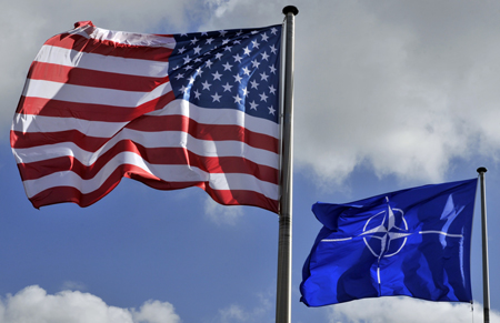 Banderas de Estados Unidos y la OTAN en la sede de la Alianza en Bruselas. Georges Gobet/AFP/Getty Images