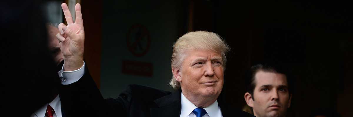 El presidente electo de EE UU, Donald Trump, hace el gesto de la victoria. Jeff J Mitchell/Getty Images
