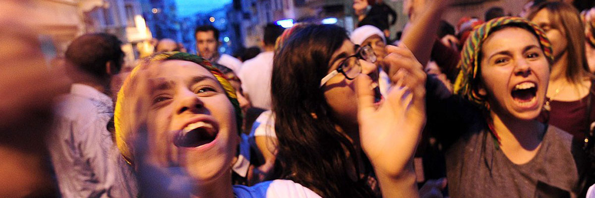 Mujeres que apoyan al Partido Democrático de los Pueblos (HDP) celebran los resultados en frente de la sede de esta formación política en Estambul, junio de 2015. Ozan Kosen/AFP/Getty Images 