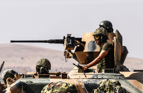Soldados turcos conducen un tanque dirección a Siria. Bulent Kilic/AFP/Getty Images