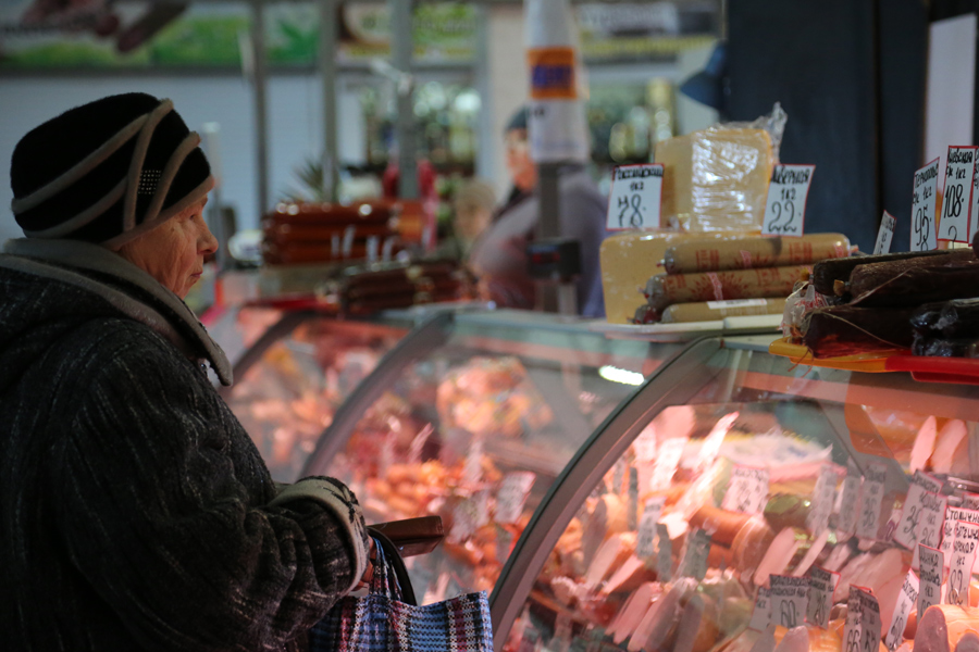 Los precios de los alimentos se han disparado en las ciudades del este de Ucrania. En comparación con el mismo periodo de 2014, los precios de los alimentos básicos como el pan y la leche han experimentado un subida de 30%, mientras que la carne y el queso han subido alrededor de 80%. Así lo asegura el Programa Mundial de Alimentos en una nota emitida el pasado mes de febrero. En la foto el mercado de Sloviansk. Foto: PMA/Abeer Etefa