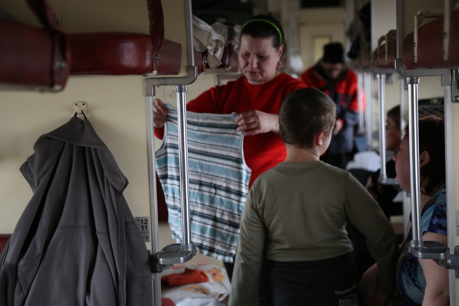 La intensidad de los combates en el este de Ucrania ha obligado a miles de personas a abandonar sus hogares. Según la Agencia de Naciones Unidas para los Refugiados, más de 2.800 civiles, entre ellos unos 700 niños y alrededor de 60 personas con discapacidad han sido evacuados de las ciudades de Debaltseve, Avdiika y Svitlodar. Algunos de ellos están siendo alojados temporalmente en vagones de tren en la estación de Sloviansk, a la espera de que puedan ser reubicadas hacia otros puntos. Foto: PMA/Abeer Etefa